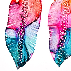 Tollafülbe fülbevaló, madártoll - fenntartható ékszer - ékszer - fülbevaló - lógó fülbevaló - Meska.hu