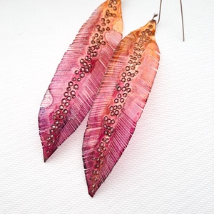 Tollafülbe fülbevaló, madártoll - fenntartható ékszer - ékszer - fülbevaló - lógó fülbevaló - Meska.hu