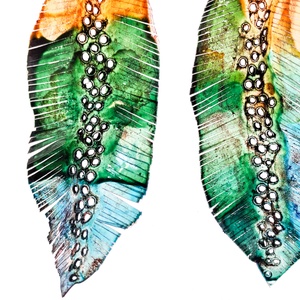 Tollafülbe fülbevaló, madártoll - fenntartható ékszer - ékszer - fülbevaló - lógó fülbevaló - Meska.hu