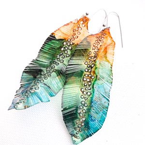 Tollafülbe fülbevaló, madártoll - fenntartható ékszer - ékszer - fülbevaló - lógó fülbevaló - Meska.hu