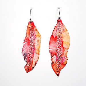 Tollafülbe fülbevaló, madártoll - fenntartható ékszer - ékszer - fülbevaló - lógó fülbevaló - Meska.hu