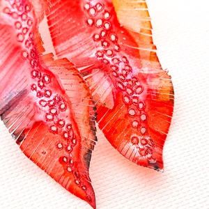 Tollafülbe fülbevaló, madártoll - fenntartható ékszer - ékszer - fülbevaló - lógó fülbevaló - Meska.hu