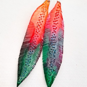 Tollafülbe fülbevaló, madártoll - fenntartható ékszer - ékszer - fülbevaló - lógó fülbevaló - Meska.hu