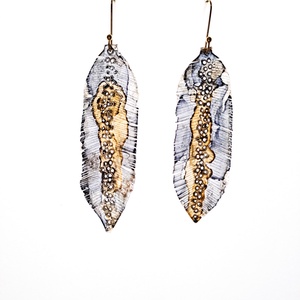 Tollafülbe fülbevaló, madártoll - fenntartható ékszer - ékszer - fülbevaló - lógó fülbevaló - Meska.hu