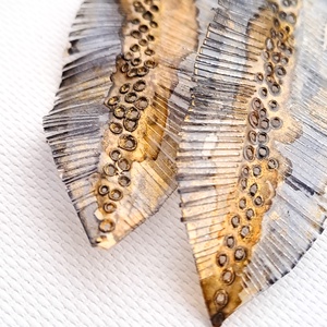 Tollafülbe fülbevaló, madártoll - fenntartható ékszer, Ékszer, Fülbevaló, Lógó fülbevaló, Újrahasznosított alapanyagból készült termékek, Ékszerkészítés, MESKA