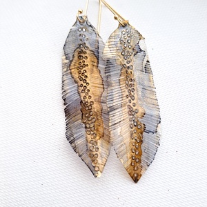 Tollafülbe fülbevaló, madártoll - fenntartható ékszer - ékszer - fülbevaló - lógó fülbevaló - Meska.hu