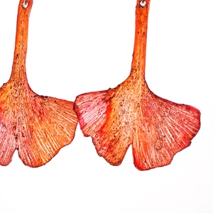 Ginkgo fülbevaló - fenntartható ékszer, Ékszer, Fülbevaló, Lógó fülbevaló, Újrahasznosított alapanyagból készült termékek, Ékszerkészítés, Pillesúlyú, áttetsző fülbevaló texturált mintázattal, festve és szándékosan egyenetlen felületűre m..., MESKA