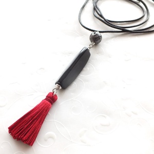 Fekete dáma... hosszú bojtos medál zsinóron - ékszer - nyaklánc - medál - Meska.hu