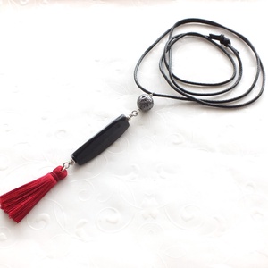 Fekete dáma... hosszú bojtos medál zsinóron - ékszer - nyaklánc - medál - Meska.hu