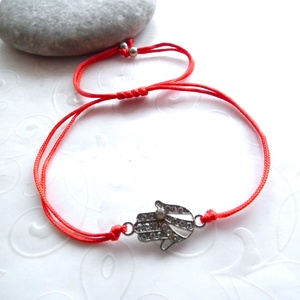Védelem karkötő, Fatima keze, Hamsa piros zsinóros minimál karkötő - ékszer - karkötő - charm karkötő - Meska.hu
