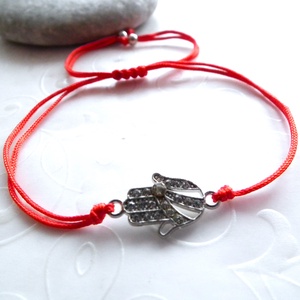 Védelem karkötő, Fatima keze, Hamsa piros zsinóros minimál karkötő - ékszer - karkötő - charm karkötő - Meska.hu