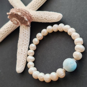 Tenyésztett gyöngy - larimar gumis karkötő - ékszer - karkötő - gyöngyös karkötő - Meska.hu