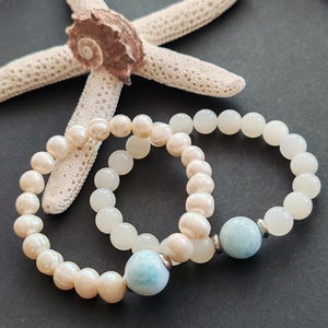 Tenyésztett gyöngy - larimar gumis karkötő - ékszer - karkötő - gyöngyös karkötő - Meska.hu