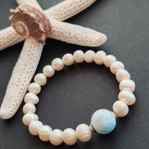 Tenyésztett gyöngy - larimar gumis karkötő - ékszer - karkötő - gyöngyös karkötő - Meska.hu