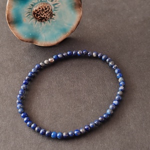 Mini lápisz lazuli gumis karkötő - Meska.hu
