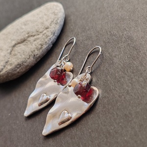 Nagy szív... gránát - tenyésztett gyöngy fülbevaló  - ékszer - fülbevaló - lógó fülbevaló - Meska.hu