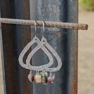 Turmalin háromszög - alumínium fülbevaló , Ékszer, Fülbevaló, Lógó fülbevaló, Ékszerkészítés, Fémmegmunkálás, MESKA