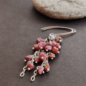 Nyers rubin fülbevaló  - ékszer - fülbevaló - lógó fülbevaló - Meska.hu