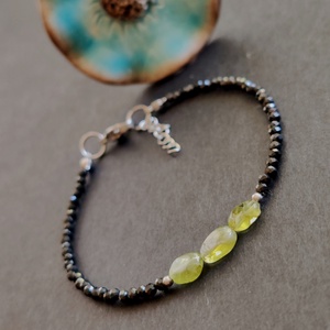 Minidesign... peridot/olivin - spinel nemesacél karkötő - ékszer - karkötő - gyöngyös karkötő - Meska.hu