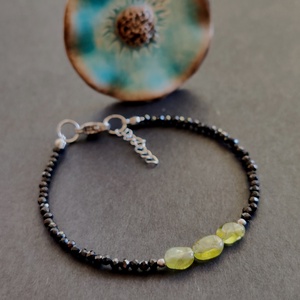 Minidesign... peridot/olivin - spinel nemesacél karkötő - ékszer - karkötő - gyöngyös karkötő - Meska.hu