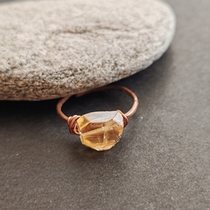 Mézkalcit vörösréz gyűrű  - ékszer - gyűrű - fonódó gyűrű - Meska.hu