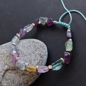Nyers fluorit karkötő  - ékszer - karkötő - gyöngyös karkötő - Meska.hu