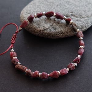 Nyers rubin karkötő  - ékszer - karkötő - gyöngyös karkötő - Meska.hu