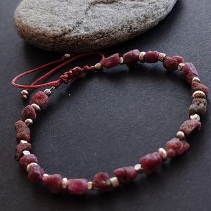 Nyers rubin karkötő  - ékszer - karkötő - gyöngyös karkötő - Meska.hu