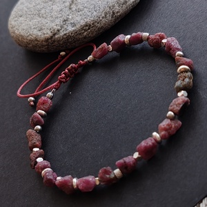 Nyers rubin karkötő  - ékszer - karkötő - gyöngyös karkötő - Meska.hu