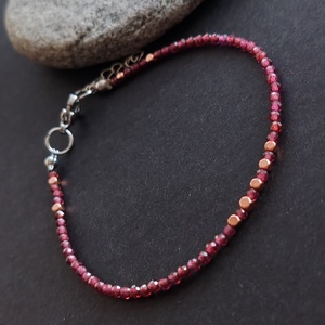 Minidesign... gránát karkötő - ékszer - karkötő - gyöngyös karkötő - Meska.hu