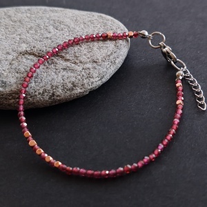 Minidesign... gránát karkötő - ékszer - karkötő - gyöngyös karkötő - Meska.hu