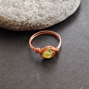 Peridot vörösréz gyűrű  - ékszer - gyűrű - fonódó gyűrű - Meska.hu