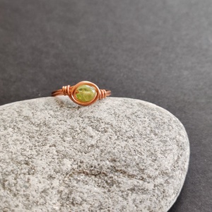 Peridot vörösréz gyűrű  - ékszer - gyűrű - fonódó gyűrű - Meska.hu