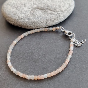 Minidesign... Holdkő kocka karkötő - ékszer - karkötő - gyöngyös karkötő - Meska.hu