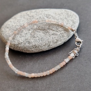 Minidesign... Holdkő kocka karkötő - ékszer - karkötő - gyöngyös karkötő - Meska.hu