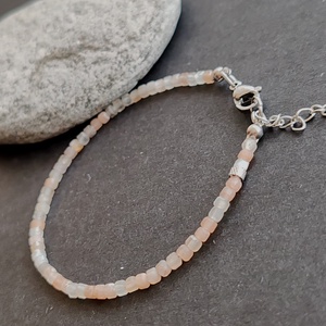 Minidesign... Holdkő kocka karkötő, Ékszer, Karkötő, Gyöngyös karkötő, Ékszerkészítés, MESKA