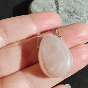 Aurás rózsakvarc medálos acél nyaklánc - ékszer - nyaklánc - medálos nyaklánc - Meska.hu