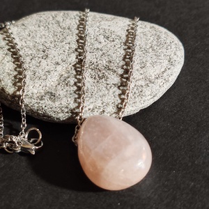 Aurás rózsakvarc medálos acél nyaklánc - ékszer - nyaklánc - medálos nyaklánc - Meska.hu