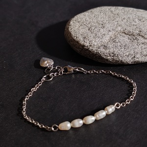 Édesvízi tenyésztett gyöngy nemesacél karkötő - ékszer - karkötő - gyöngyös karkötő - Meska.hu