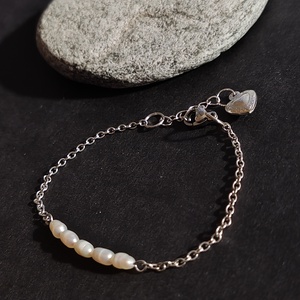 Édesvízi tenyésztett gyöngy nemesacél karkötő - ékszer - karkötő - gyöngyös karkötő - Meska.hu