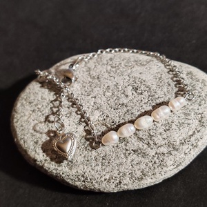 Édesvízi tenyésztett gyöngy nemesacél karkötő - ékszer - karkötő - gyöngyös karkötő - Meska.hu