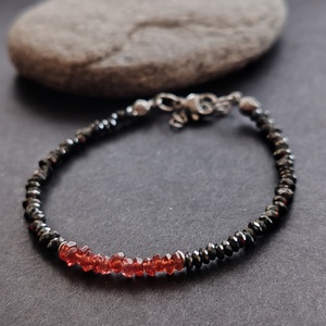Gránát - hematit nemesacél karkötő - ékszer - karkötő - gyöngyös karkötő - Meska.hu