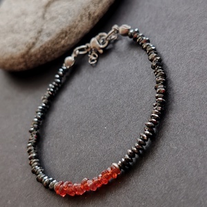 Gránát - hematit nemesacél karkötő - ékszer - karkötő - gyöngyös karkötő - Meska.hu