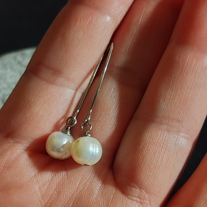 Édesvízi tenyésztett gyöngy fülbevaló - ékszer - fülbevaló - lógó fülbevaló - Meska.hu