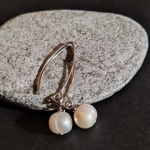 Édesvízi tenyésztett gyöngy fülbevaló - ékszer - fülbevaló - lógó fülbevaló - Meska.hu