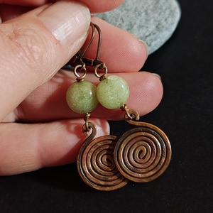 Jáde - vörösréz csigás fülbevaló  - ékszer - fülbevaló - lógó fülbevaló - Meska.hu