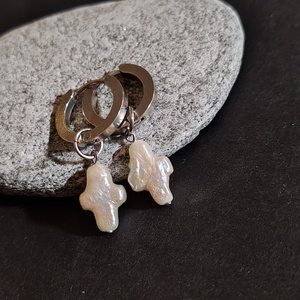 Tenyésztett gyöngyös fülbevaló - kereszt  - ékszer - fülbevaló - lógós kerek fülbevaló - Meska.hu