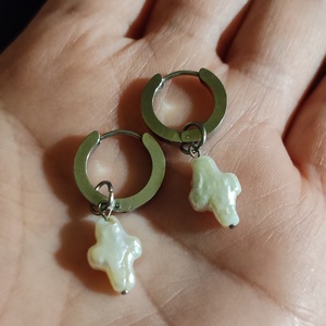 Tenyésztett gyöngyös fülbevaló - kereszt  - ékszer - fülbevaló - lógós kerek fülbevaló - Meska.hu