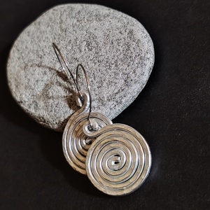 Kis csiga... alumínium fülbevaló , Ékszer, Fülbevaló, Lógó fülbevaló, Ékszerkészítés, Fémmegmunkálás, Vastag alumínium ékszerdrótból tekert, kalapált, pillekönnyű fülbevaló, allergén mentes nemesacél a..., MESKA