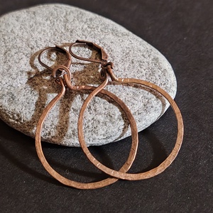 Vörösréz karika fülbevaló  - ékszer - fülbevaló - lógó fülbevaló - Meska.hu